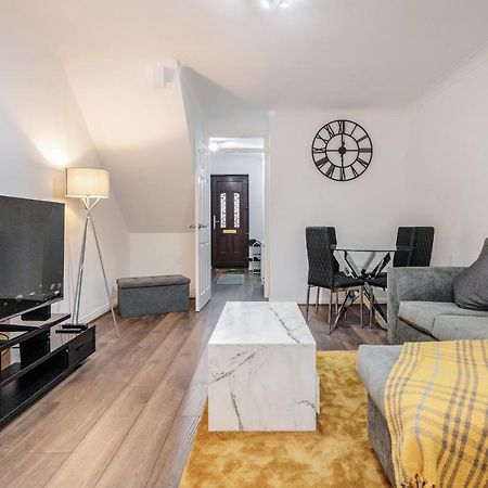 Lovely House In Dagenham / Barking With Free Parking, Wifi & Garden Екстер'єр фото