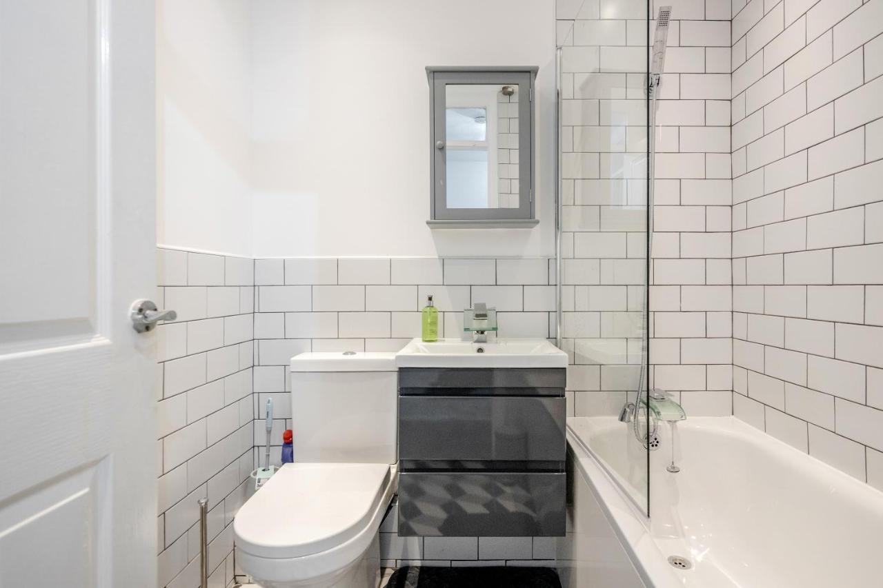 Lovely House In Dagenham / Barking With Free Parking, Wifi & Garden Екстер'єр фото
