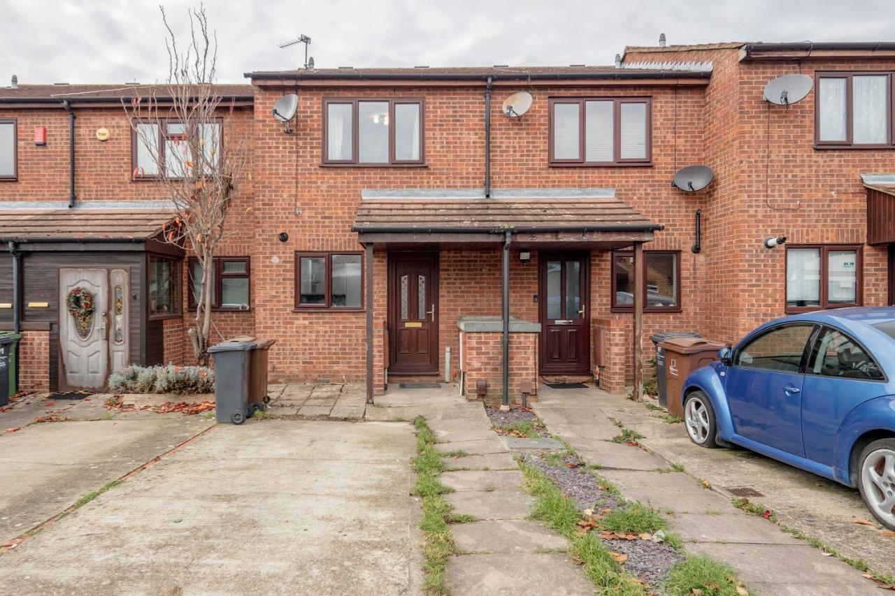 Lovely House In Dagenham / Barking With Free Parking, Wifi & Garden Екстер'єр фото