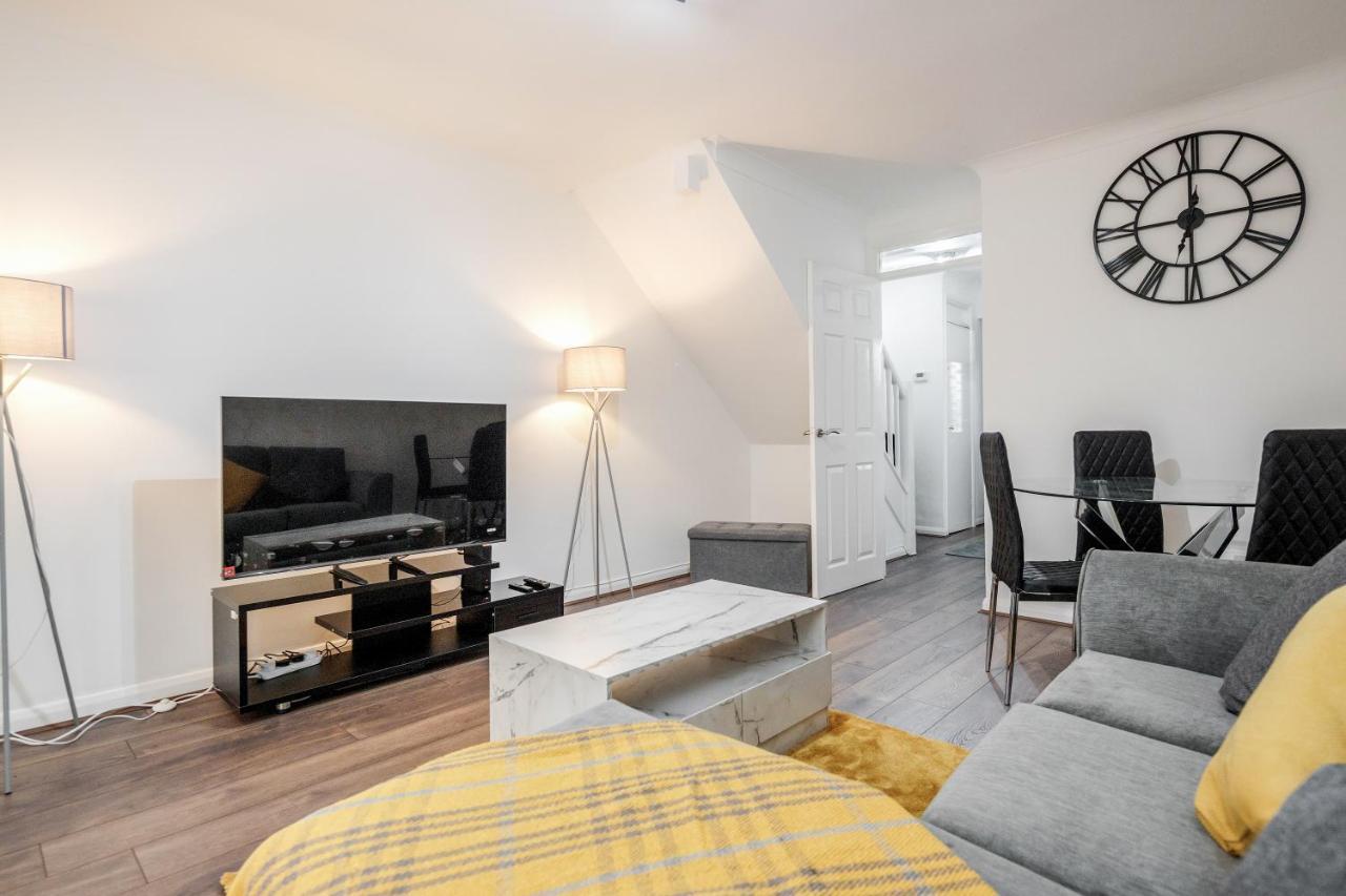 Lovely House In Dagenham / Barking With Free Parking, Wifi & Garden Екстер'єр фото