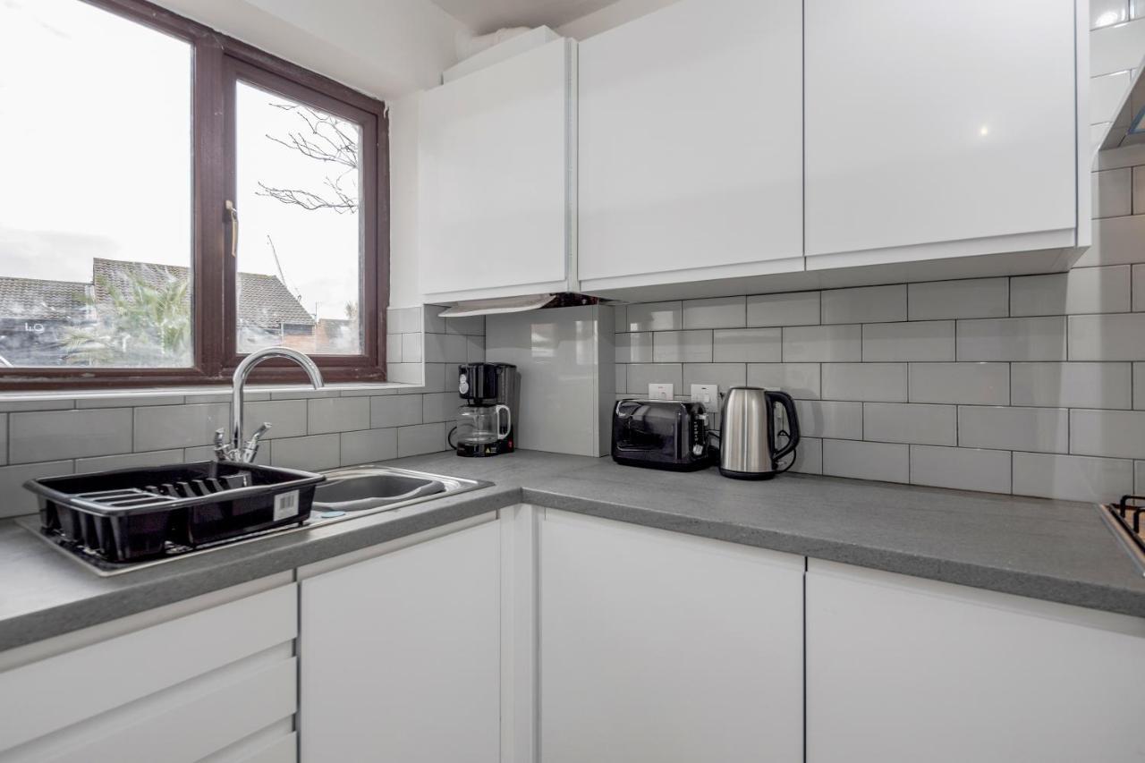 Lovely House In Dagenham / Barking With Free Parking, Wifi & Garden Екстер'єр фото