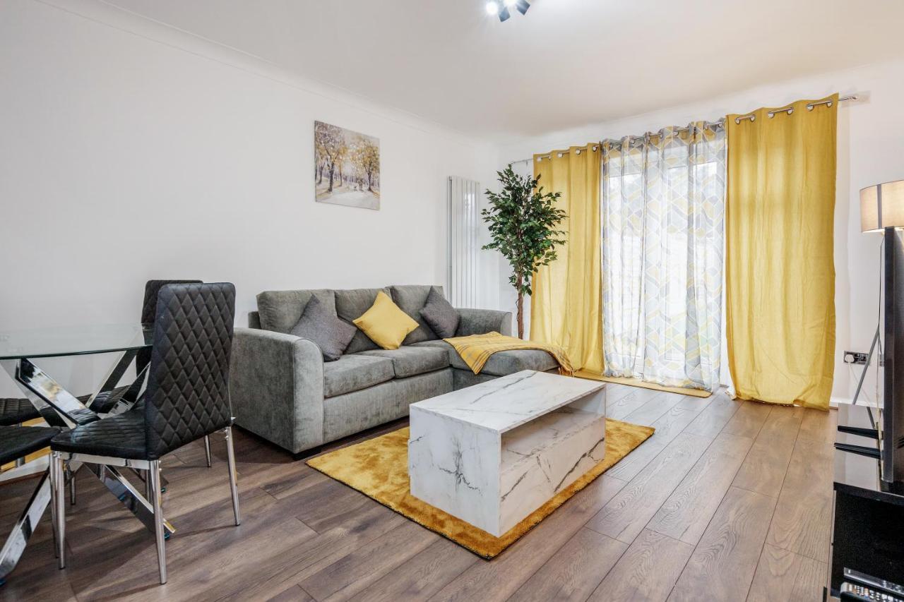 Lovely House In Dagenham / Barking With Free Parking, Wifi & Garden Екстер'єр фото
