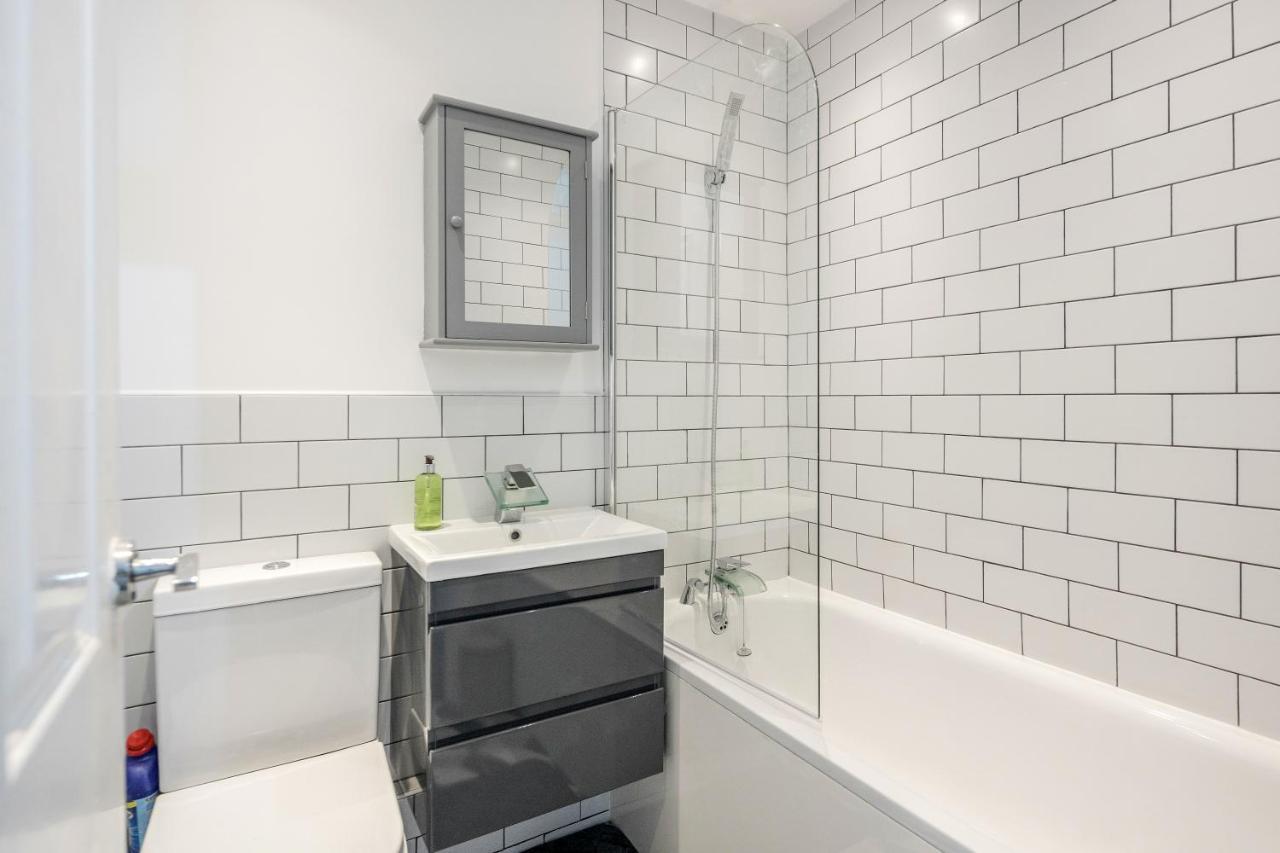 Lovely House In Dagenham / Barking With Free Parking, Wifi & Garden Екстер'єр фото