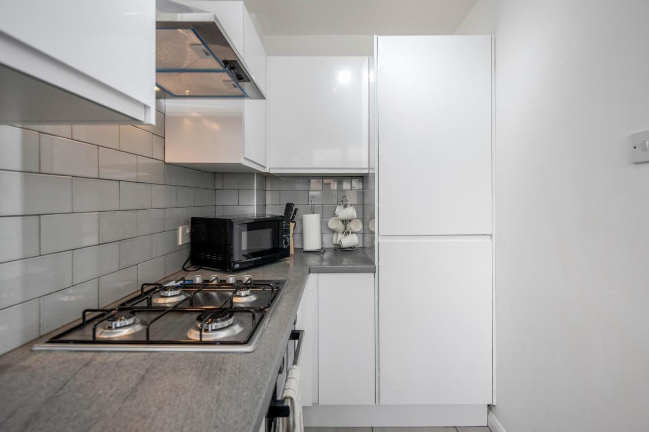 Lovely House In Dagenham / Barking With Free Parking, Wifi & Garden Екстер'єр фото