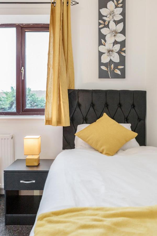 Lovely House In Dagenham / Barking With Free Parking, Wifi & Garden Екстер'єр фото