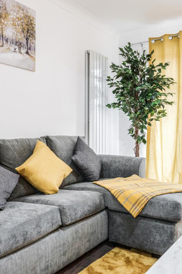 Lovely House In Dagenham / Barking With Free Parking, Wifi & Garden Екстер'єр фото