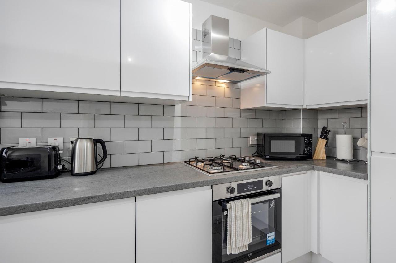 Lovely House In Dagenham / Barking With Free Parking, Wifi & Garden Екстер'єр фото