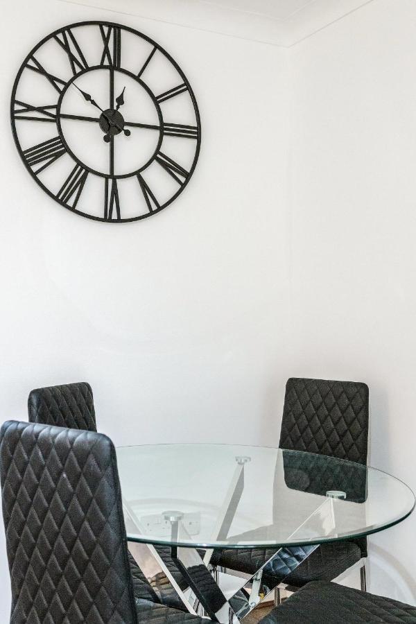 Lovely House In Dagenham / Barking With Free Parking, Wifi & Garden Екстер'єр фото