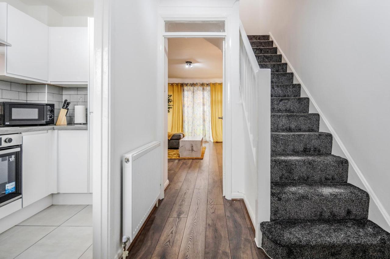 Lovely House In Dagenham / Barking With Free Parking, Wifi & Garden Екстер'єр фото