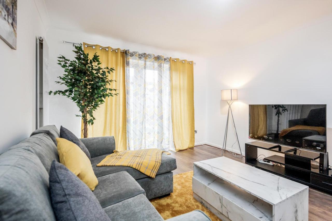 Lovely House In Dagenham / Barking With Free Parking, Wifi & Garden Екстер'єр фото