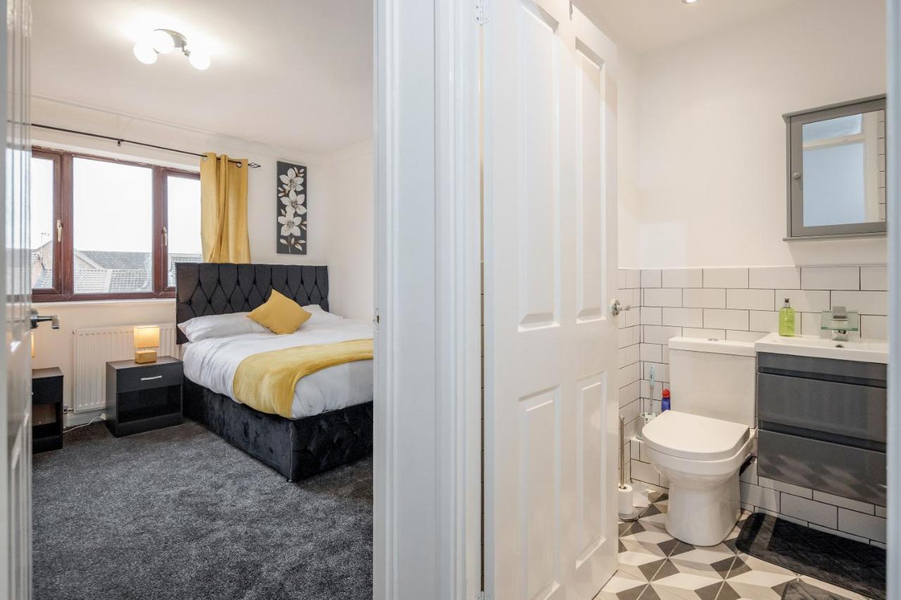 Lovely House In Dagenham / Barking With Free Parking, Wifi & Garden Екстер'єр фото