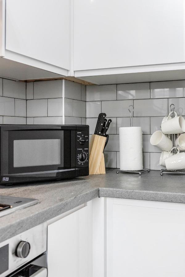 Lovely House In Dagenham / Barking With Free Parking, Wifi & Garden Екстер'єр фото