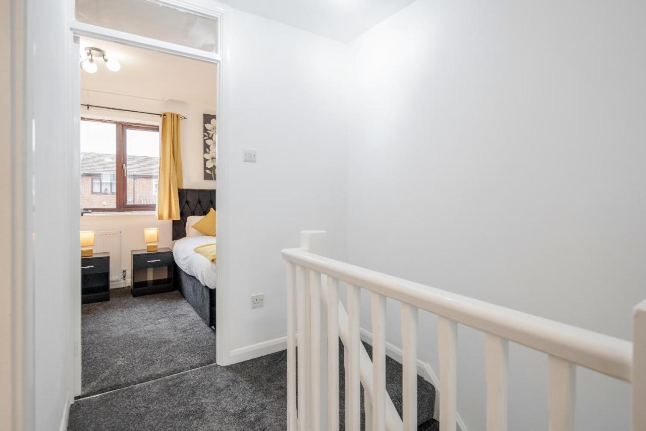 Lovely House In Dagenham / Barking With Free Parking, Wifi & Garden Екстер'єр фото