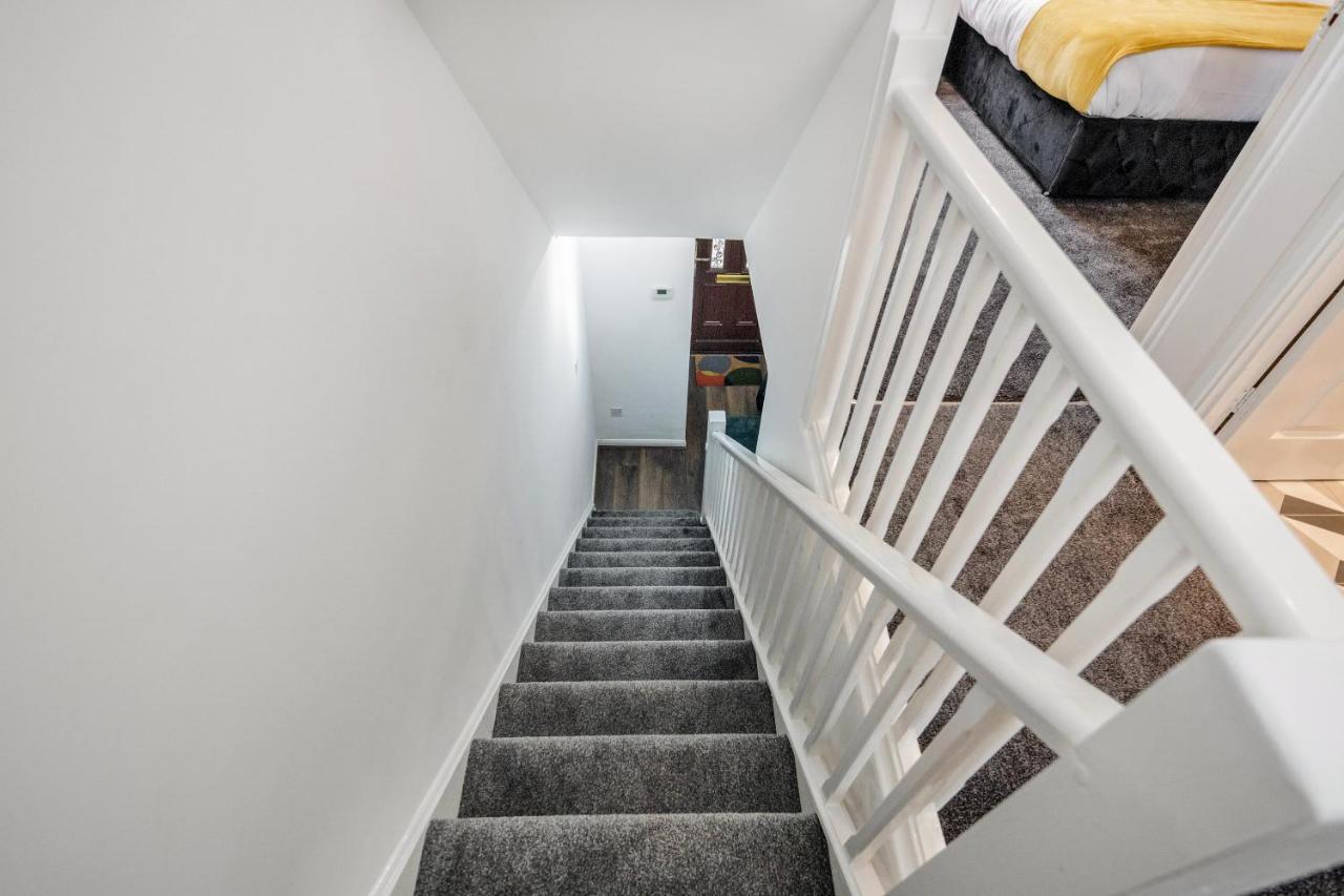 Lovely House In Dagenham / Barking With Free Parking, Wifi & Garden Екстер'єр фото