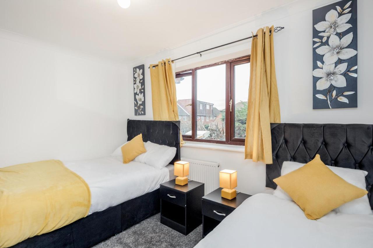 Lovely House In Dagenham / Barking With Free Parking, Wifi & Garden Екстер'єр фото