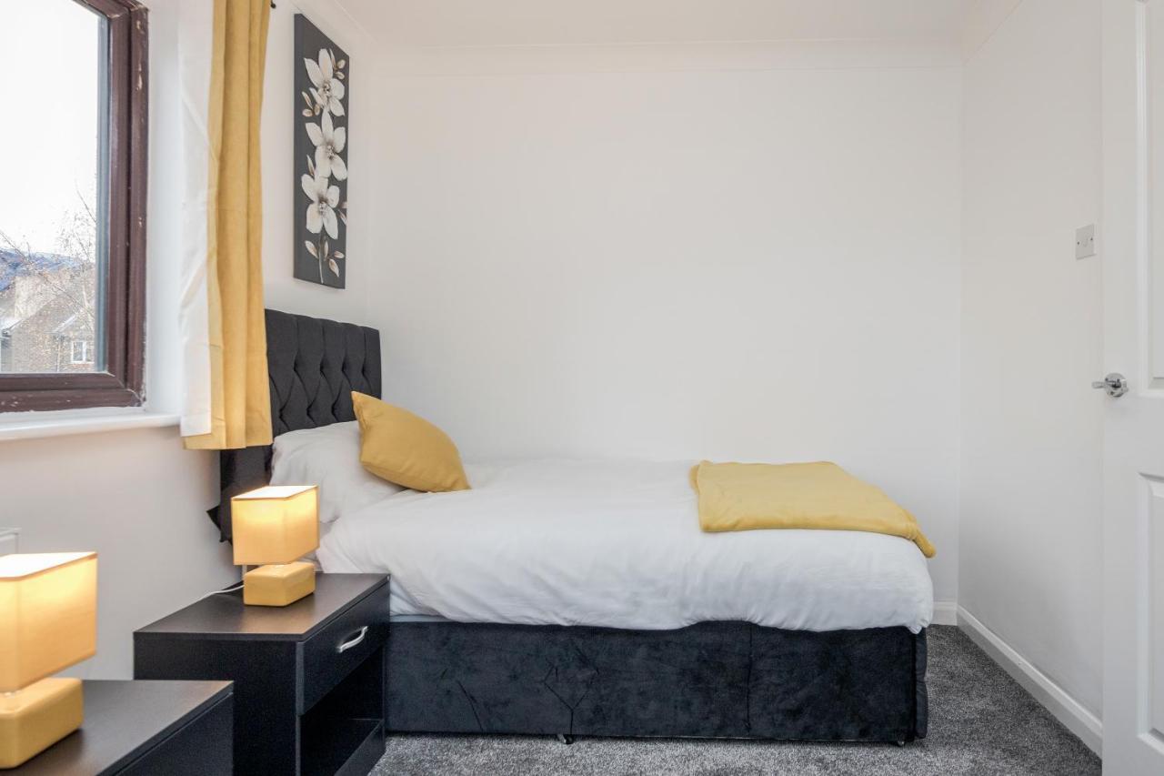 Lovely House In Dagenham / Barking With Free Parking, Wifi & Garden Екстер'єр фото