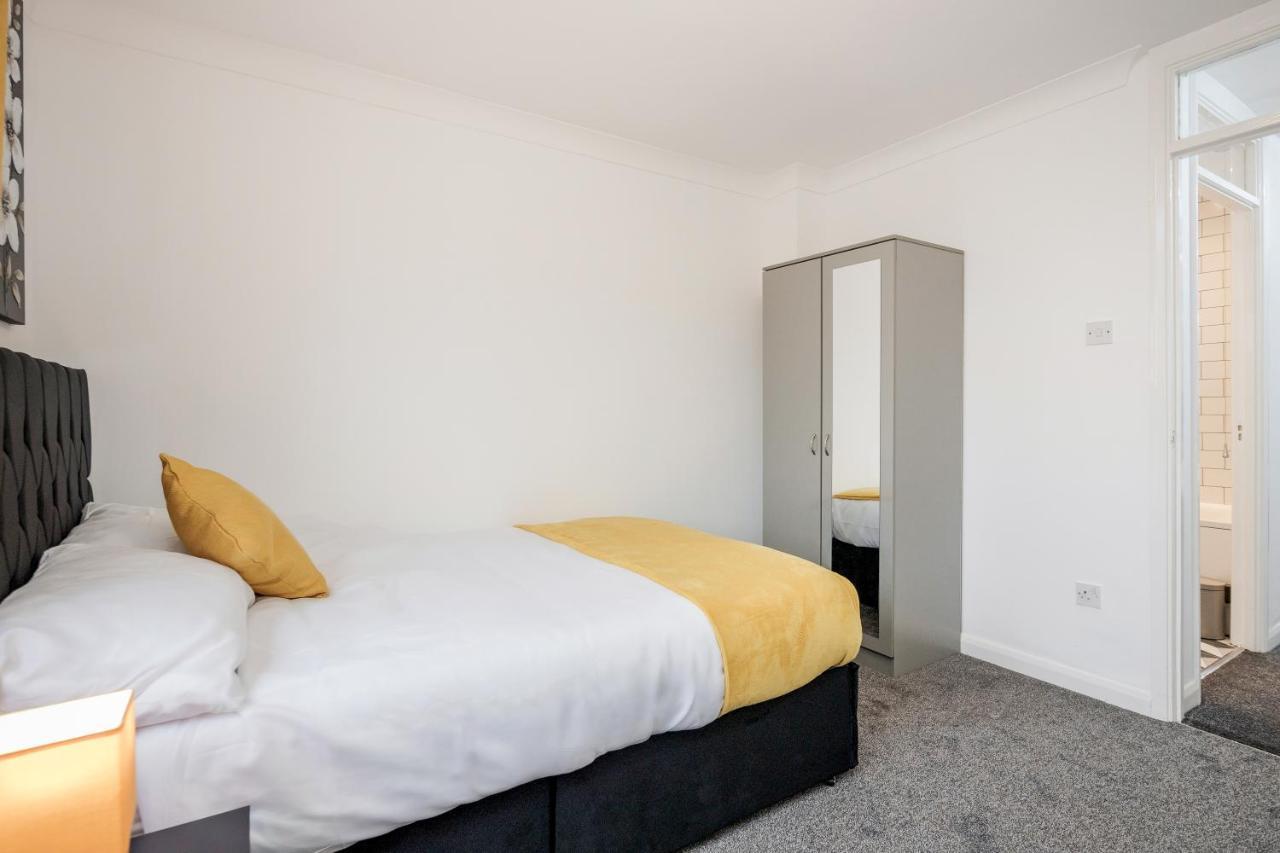 Lovely House In Dagenham / Barking With Free Parking, Wifi & Garden Екстер'єр фото