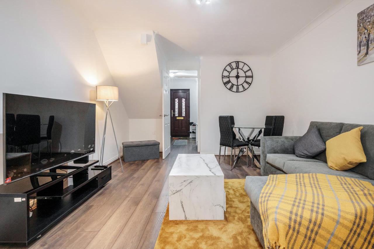 Lovely House In Dagenham / Barking With Free Parking, Wifi & Garden Екстер'єр фото
