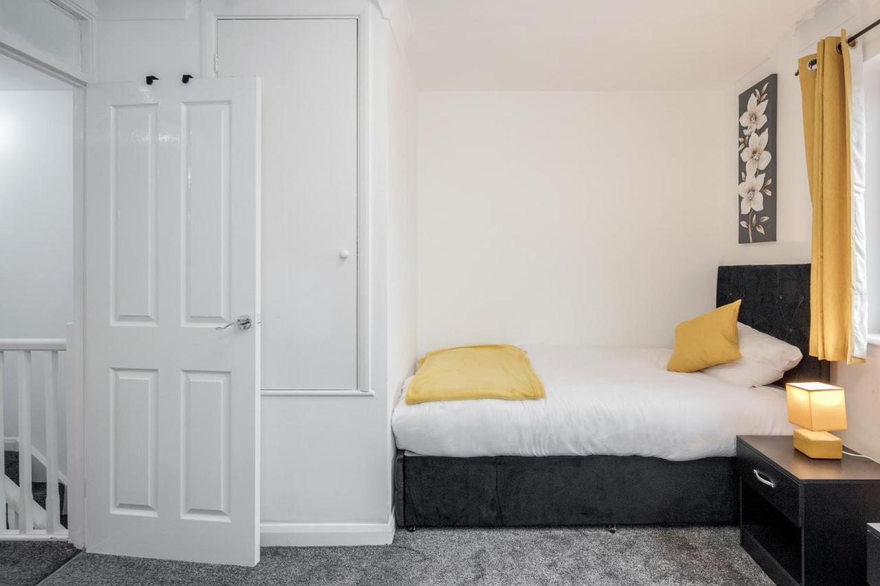 Lovely House In Dagenham / Barking With Free Parking, Wifi & Garden Екстер'єр фото