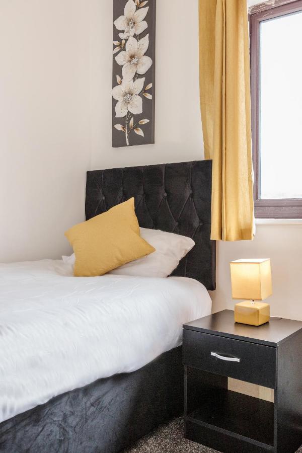 Lovely House In Dagenham / Barking With Free Parking, Wifi & Garden Екстер'єр фото