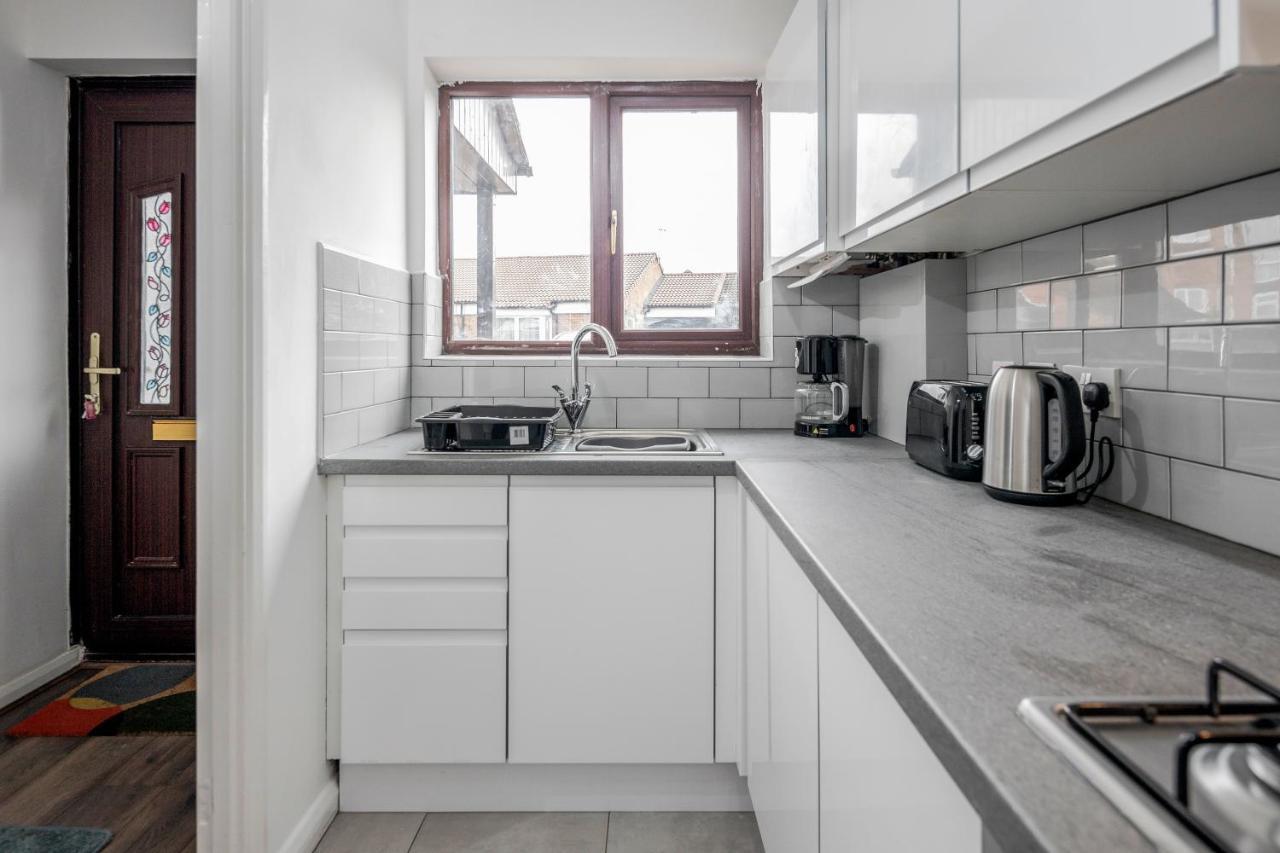 Lovely House In Dagenham / Barking With Free Parking, Wifi & Garden Екстер'єр фото