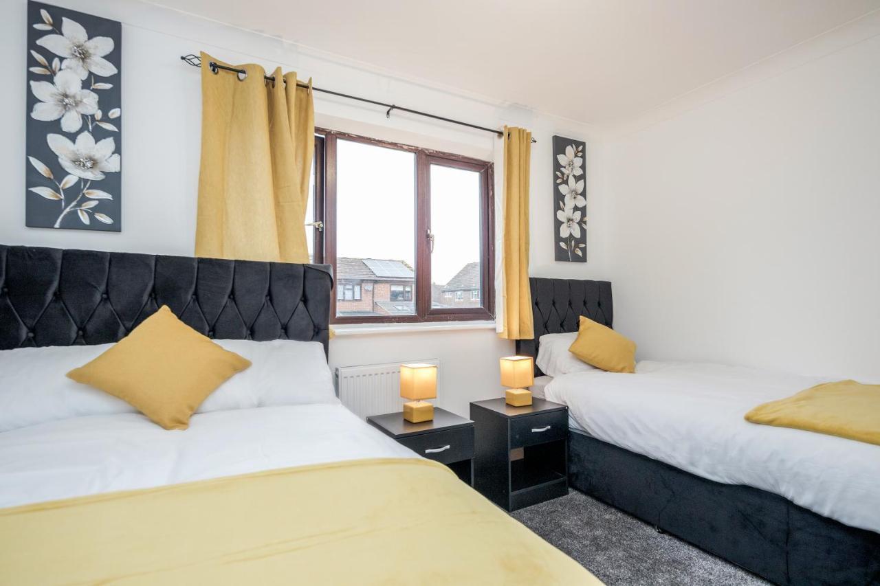 Lovely House In Dagenham / Barking With Free Parking, Wifi & Garden Екстер'єр фото